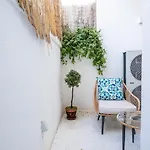 Akicity Saldanha White