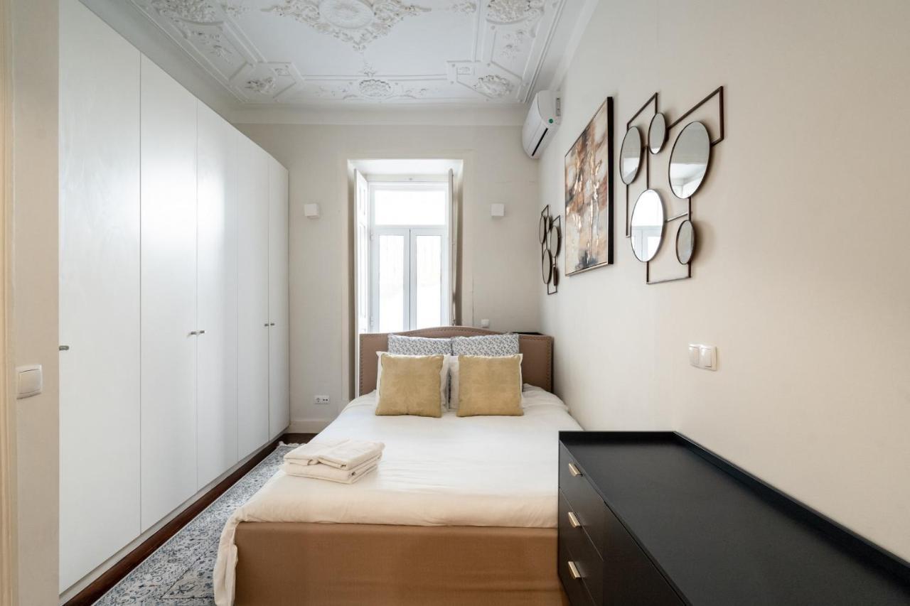 Akicity Saldanha White